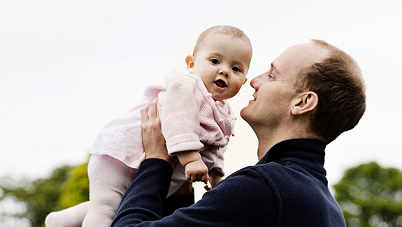 family-enjoying-breakfast-together-on-back-porch-deciding-what-to-eat-after-stoma-surgery
