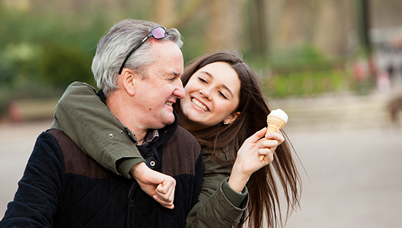 senior-couple-on-garden-bench-preventing-peristomal-skin-problems